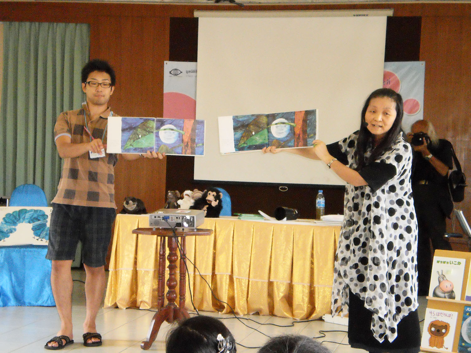 เทคนิคการเล่านิทาน การจับหนังสือ การใช้น้ำเสียง