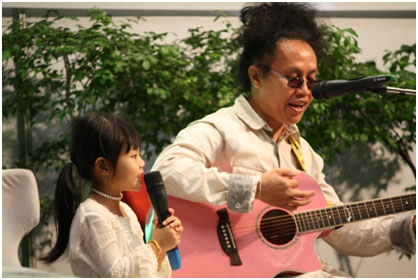 พ่อกุดจี่และน้องต้นฉบับกำลังร้องเพลง "ลูกโป่งสวรรค์"