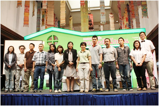 ภาพร่วมกันระหว่างคนทำหนังสือเด็กทั้ง ๙+(๑) และผู้ดำเนินรายการ บรรณาธิการ และผู้จัดการแผนงานฯ
