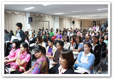 ผู้เข้าร่วมนั่งฟังอย่างตั้งใจ