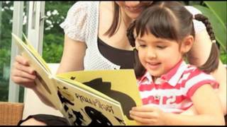 ภาพแม่อ่านหนังสือให้ลูกฟัง