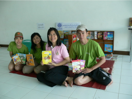 อาจารย์นารีรัตน์ เทียมเมือง ถ่ายภาพร่วมกับทีมงานมูลนิธิเด็ก