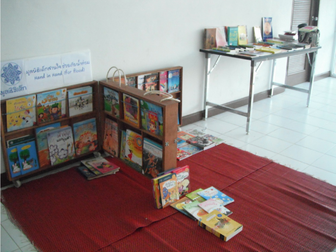 ชั้นวางหนังสือ พร้อมหนังสือและมุมนั่งอ่าน