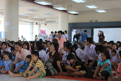 ถาพบรรยาการเด็กๆนั่ง ตั้งใจฟังนิทานจากครูชีวัน