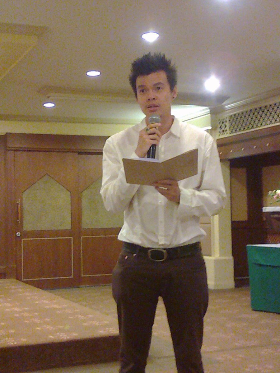 ทีมงานอ่านบทกวีคนที่3