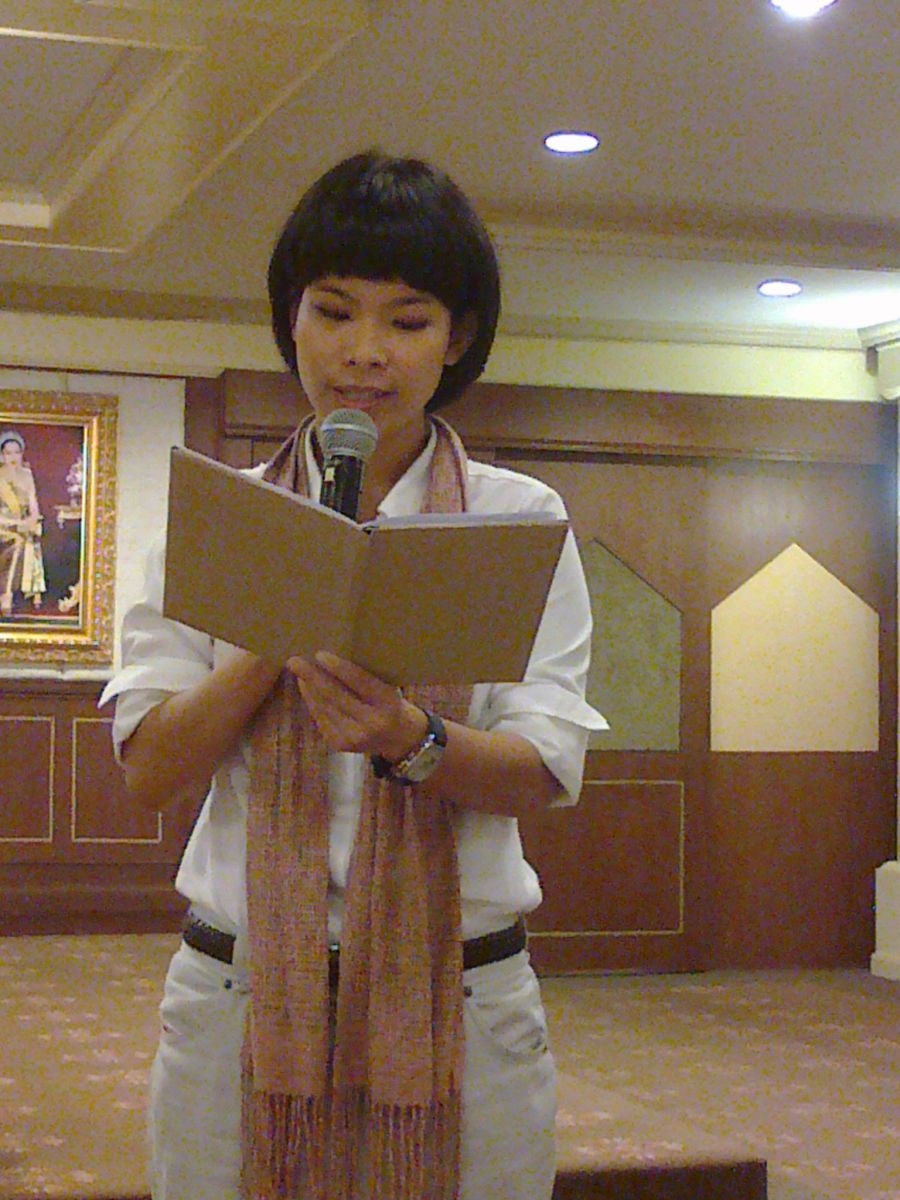 ทีมงานอ่านบทกวีคนที่2