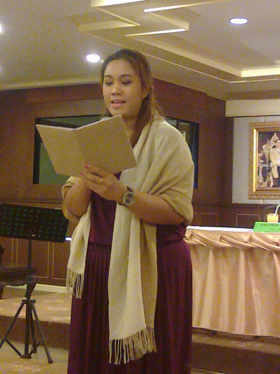 ทีมงานอ่านบทกวีคนที่1