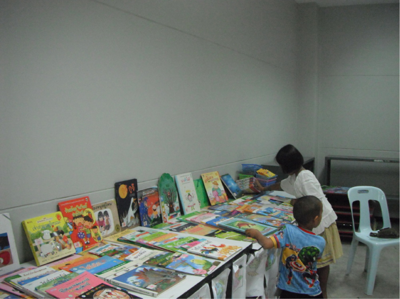 เด็กๆกำลังเลือกหนังสือที่ตนเองสนใจ