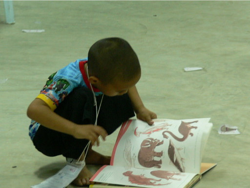 เด็กอ่านหนังสือ