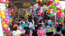 วันเด็ก ใต้สะพานพระราม 8 มอบหนังสือเด็ก 3 เล่ม แก่เด็กแรกเกิด