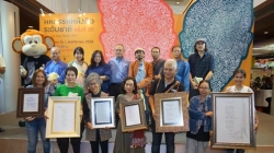 ประมูลบทกวี จากลายมือจริงของศิลปินระดับชาติ เพื่อโครงการ ๑อ่านล้านตื่น