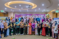 ศอ.บต. ขานรับนโยบายสวัสดิการหนังสือ 5 เล่มในบ้านเด็กปฐมวัยชายแดนใต้  อบจ.ปัตตานี รับมอบธง เตรียมเดินหน้างาน “มหกรรมการอ่านแห่งชาติ” ปี 2566