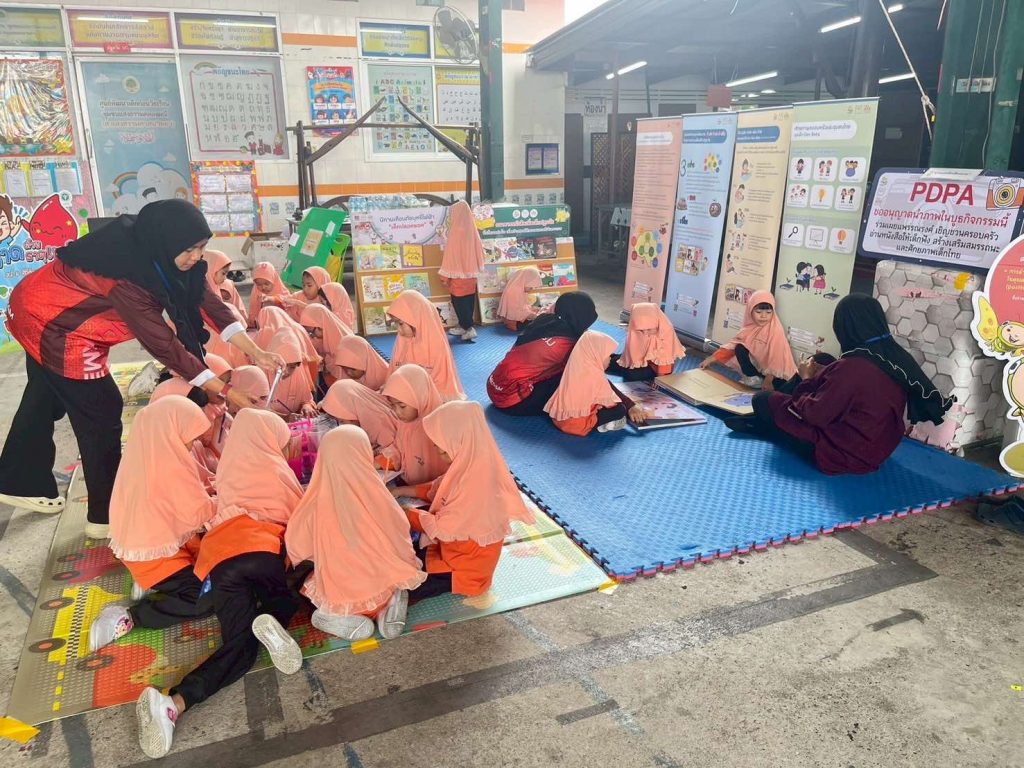 ภาพประกอบข่าวกิจกรรม ศพด.ชุมชนแสงธรรมคลองมณี ร่วมกิจกรรมพัฒนาเด็กปฐมวัย “อ่านแต่เล็กเด็กฉลาด”