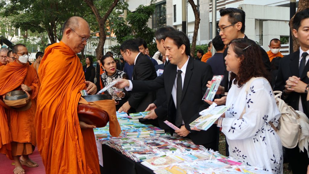 ภาพประกอบข่าวกิจกรรม แผนงานฯ การอ่าน ร่วมกับศูนย์หนังสือจุฬาฯ “ใส่บาตรหนังสือ ครั้งที่ 17 : 100 วัน พระพันปีหลวงเพื่อปวงชน