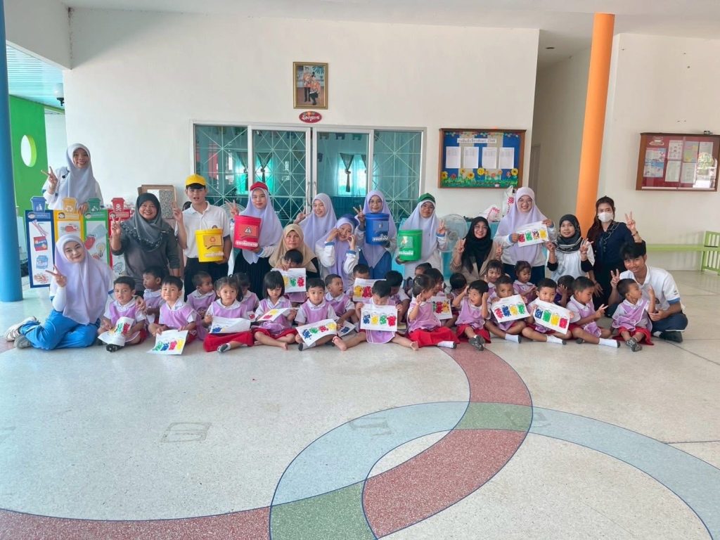 ภาพประกอบข่าวกิจกรรม ยะลา – “กลุ่มลูกเหรียง” สร้างความคึกคักผนึกกำลังนักศึกษา ลงพื้นที่ ศพด.สะเตง ใช้ “นิทาน” ปลุกพลังการเรียนรู้ Active Learning