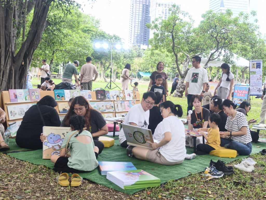ภาพประกอบข่าวกิจกรรม แผนงานฯ การอ่าน สสส. – The Active – Thai PBS ร่วมกับภาคีเครือข่ายภาคประชาสังคม และเครือข่ายอ่านยกกำลังสุข ชวนกรุงเทพฯ ขับเคลื่อน “สวัสดิการหนังสือเพื่อเด็กปฐมวัย” สร้างโอกาสการเรียนรู้ตั้งแต่บ้าน ในงาน Bangkok Active Election 2026