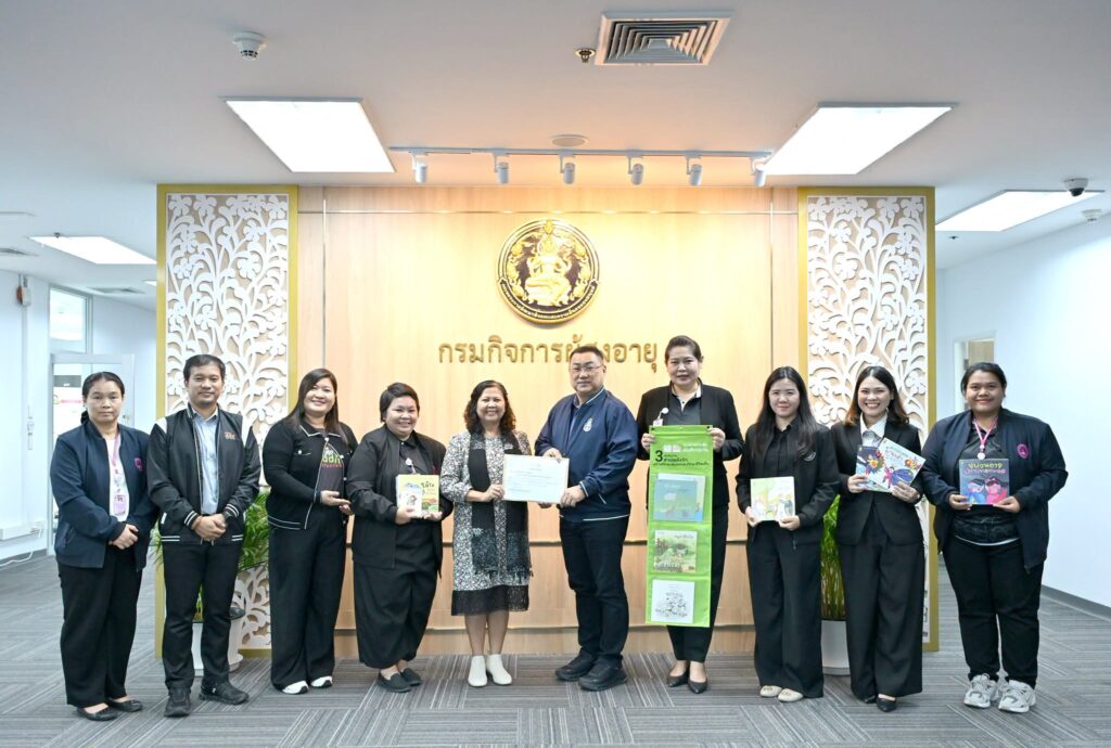 ภาพประกอบข่าวกิจกรรม แผนงานฯ การอ่าน สสส. เข้าพบ เข้าพบอธิบดีกรมกิจการผู้สูงอายุ พม. ขอความสนับสนุนการประกาศนโยบาย “การจัดสวัสดิการหนังสือเพื่อเด็กปฐมวัยและการจัดพื้นที่ปลอดภัยสำหรับเด็กในภาวะวิกฤติ” เป็นวาระเร่งด่วนและหนุนเสริมการใช้การอ่าน เพื่อเสริมศักยภาพผู้สูงอายุ