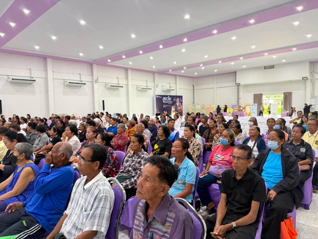 ภาพประกอบข่าวกิจกรรม แผนงานฯ การอ่าน สสส. ร่วมกับกรมกิจการผู้สูงอายุ กระทรวงการพัฒนาสังคมและความมั่นคงของมนุษย์ (พม.) ขยายผลโมเดล “สูงวัยชวนหลานอ่าน” สู่พื้นที่อำเภอชุมพวง จังหวัดนครราชสีมา